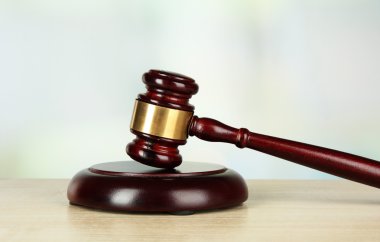 Yargıçlar tokmak üzerinde açık renkli ahşap tablo