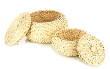 beyaz izole hasır sepetleri