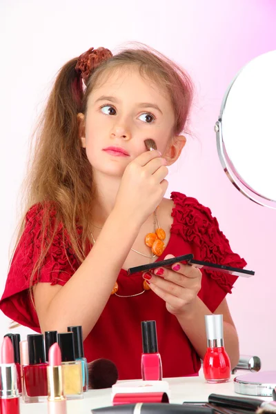 Little girl in her mother's dress, is trying painting her face — Stock Photo, Image