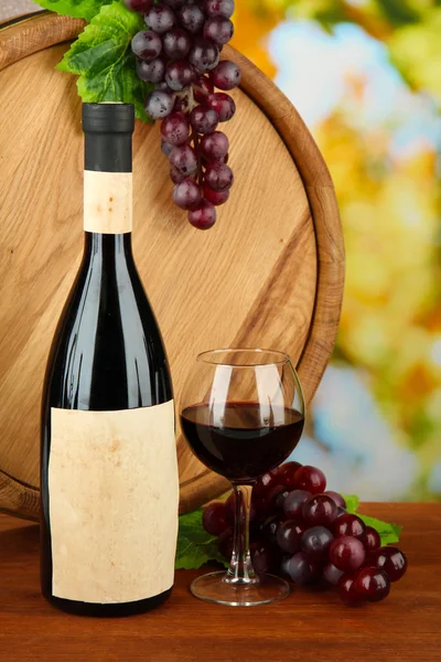 Composition of wine, wooden barrel and grape, on bright background — Stock Photo, Image
