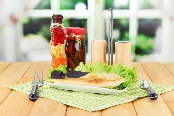 Chebureks saborosos com ervas frescas na placa, na mesa de madeira, no fundo brilhante — Fotografia de Stock