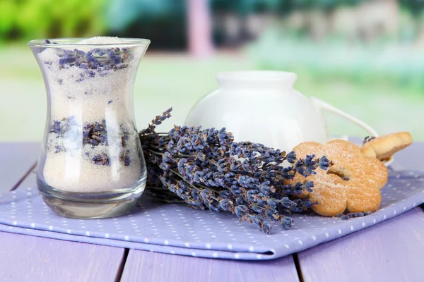 Vidrio de azúcar de lavanda y flores frescas de lavanda sobre fondo brillante — Foto de Stock