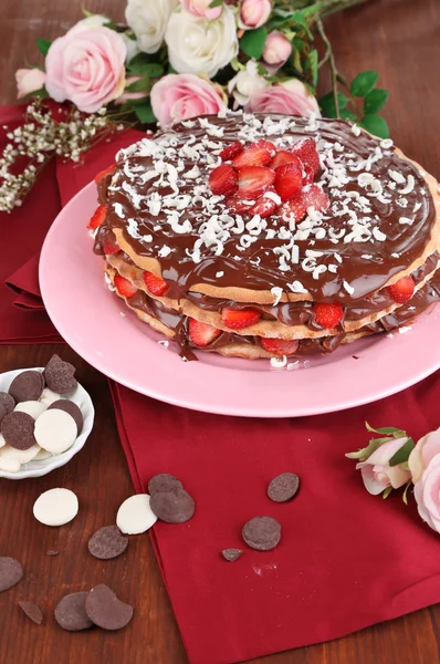 Gâteau au chocolat avec fraise sur table en bois close-up — Photo