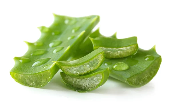 Hojas de aloe con gotas, aisladas en blanco —  Fotos de Stock