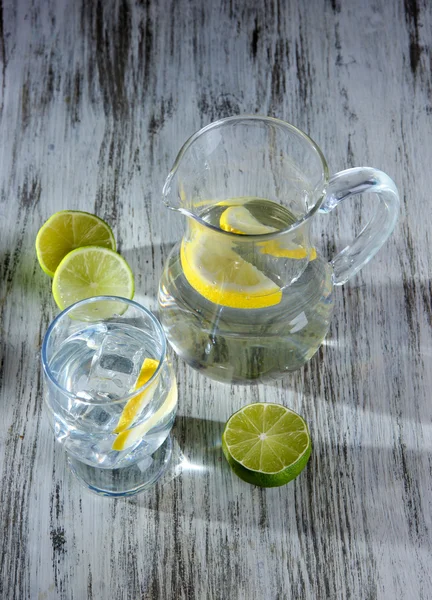 Pichet en verre d'eau et de verre sur table en bois close-up — Photo