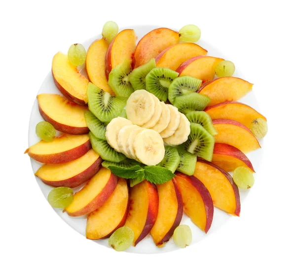 Sortimento de frutas fatiadas no prato, isoladas em branco — Fotografia de Stock