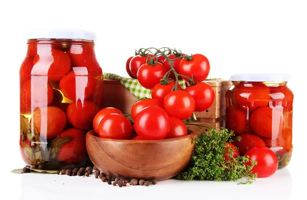 Sabrosos tomates enlatados y frescos, aislados en blanco —  Fotos de Stock