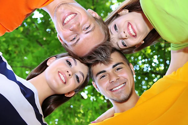 Grupo feliz de jovens no parque — Fotografia de Stock