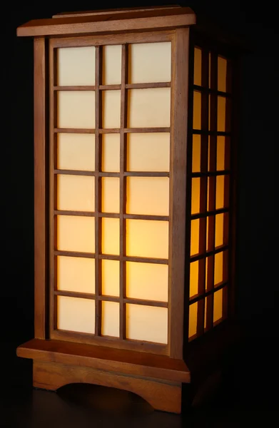 Lampe de table japonaise sur fond noir — Photo