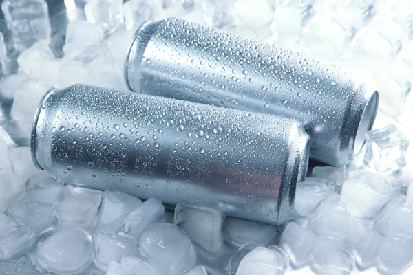 Металлические банки пива с кубиками льда, крупным планом — стоковое фото