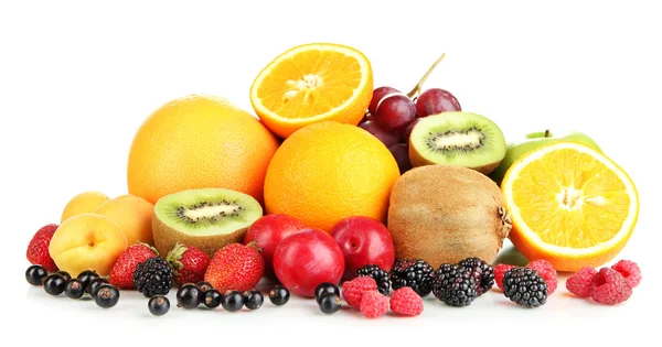 Świeże owoce i jagody wyizolowane na białym — Zdjęcie stockowe