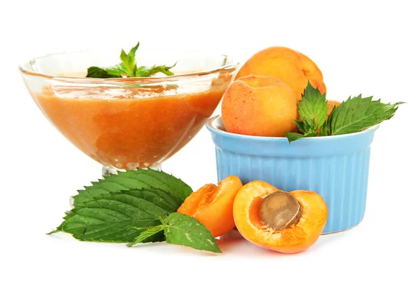 Marillenmarmelade in Glasschale und frische Aprikosen, isoliert auf weiß — Stockfoto
