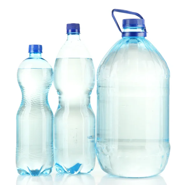 Пляшки води, ізольовані на білому — стокове фото