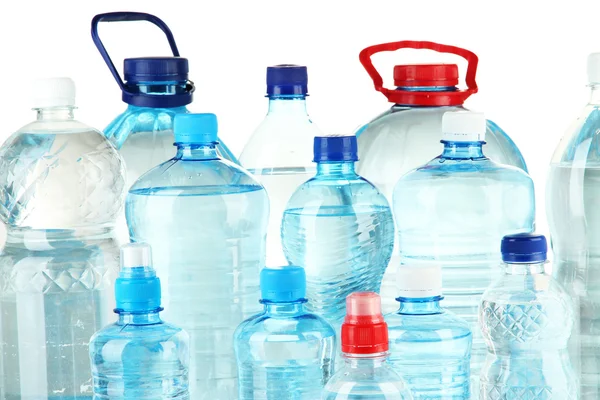Бутылки воды, изолированные на белом — стоковое фото
