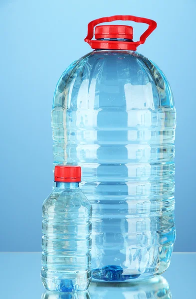 Flessen water, geïsoleerd op wit — Stockfoto