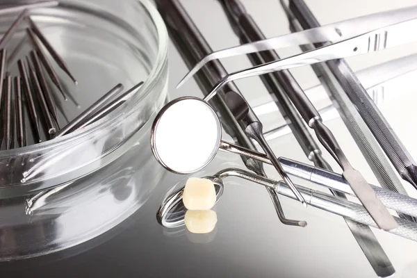 Zestaw narzędzi stomatologicznych opieki zęby na białym tle na szarym tle — Zdjęcie stockowe