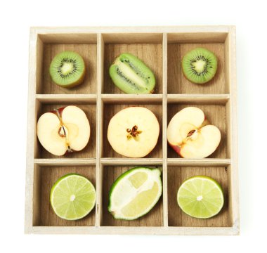 Ahşap kutusunda üzerinde beyaz izole dilimlenmiş meyve