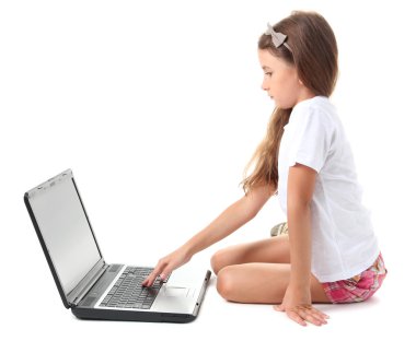 güzel bir kız ile üzerine beyaz izole laptop