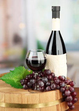 şarap şişesi, cam ve parlak zemin üzerine ahşap varil üzerinde üzüm bileşimi