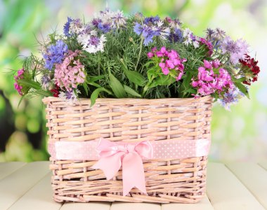 Sepette doğal zemin üzerine ahşap masa üstünde güzel buket