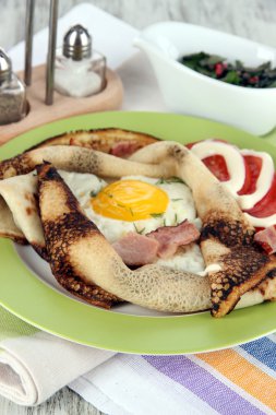 sahanda yumurta ve peçete ahşap masa üzerinde plaka üzerinde gözleme