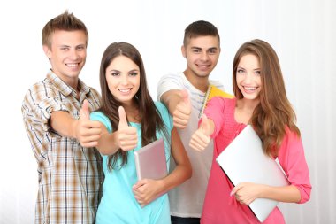 Oda mutlu güzel genç öğrenci grubu