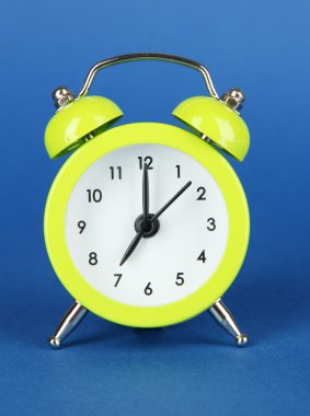 mavi arkaplanda yeşil alarm saati