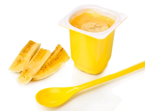 Yoghurt med banan isolerad på vit — Stockfoto