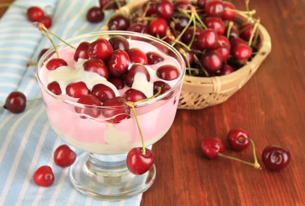 Delicioso postre de cereza en jarrón de vidrio sobre mesa de madera —  Fotos de Stock