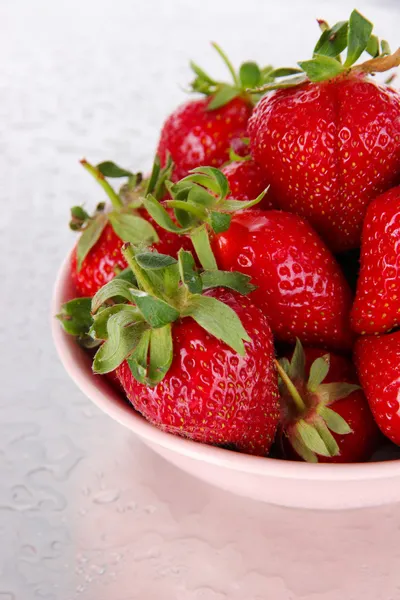 Erdbeeren in Schale auf Metallhintergrund — Stockfoto