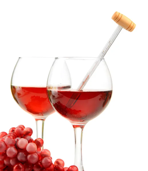 Lunettes de vin avec thermomètre et raisin, isolées sur blanc — Photo