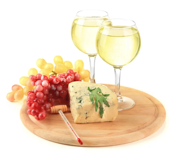 Copos de vinho, queijo azul saboroso e uva na tábua de corte, isolado em branco — Fotografia de Stock