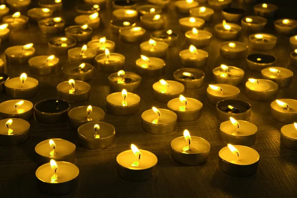 Queimando velas no fundo escuro — Fotografia de Stock