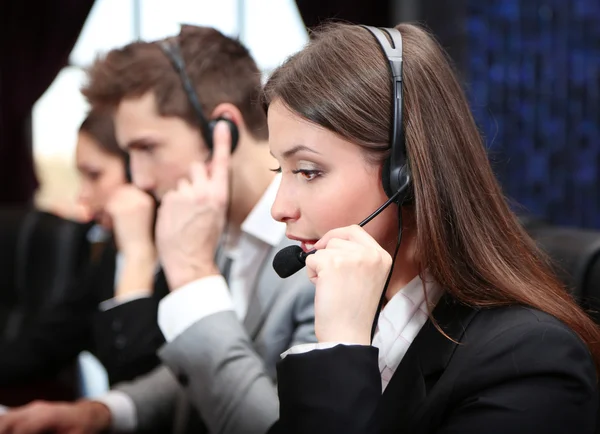 Operadores de centros de llamadas en el trabajo — Foto de Stock