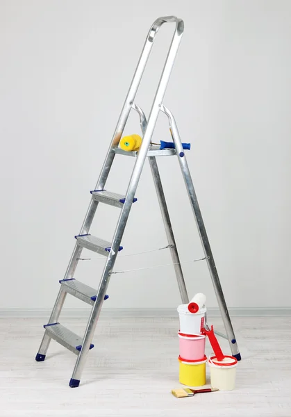 Metal ladder and paint in room — Stock Photo, Image