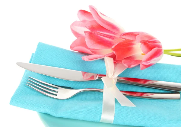 Cenário festivo de mesa de jantar com tulipas isoladas em branco — Fotografia de Stock