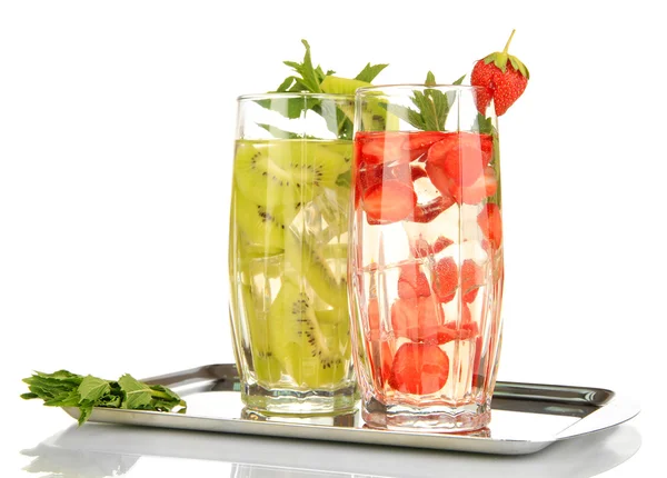 Copos de bebidas de frutas com cubos de gelo isolados em branco — Fotografia de Stock