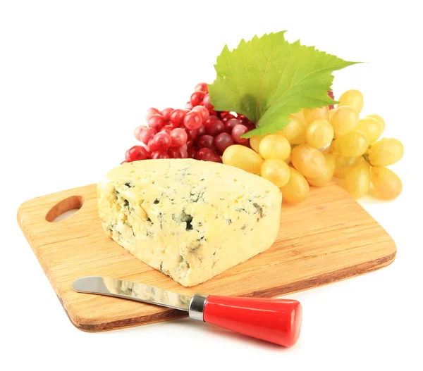 Queijo azul saboroso e uva na tábua de corte, isolado em branco — Fotografia de Stock