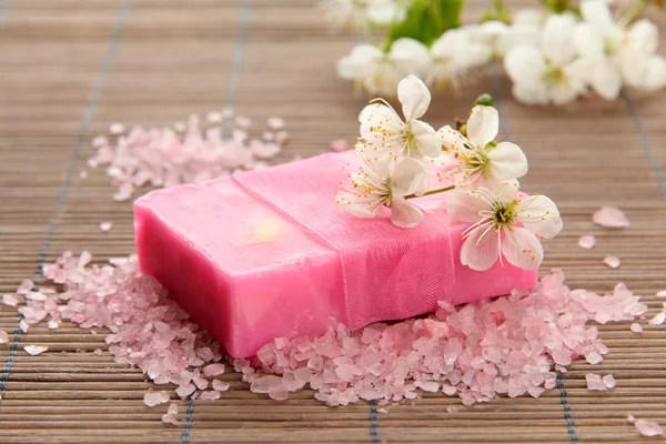 Natural handmade soap on bamboo mat — Stock Photo, Image