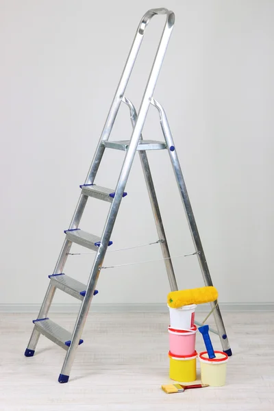 金属製のはしごと部屋のペンキ — ストック写真
