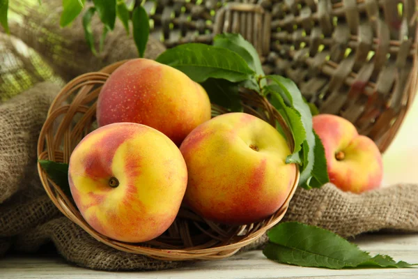Mogna söta persikor på träbord, närbild — Stockfoto