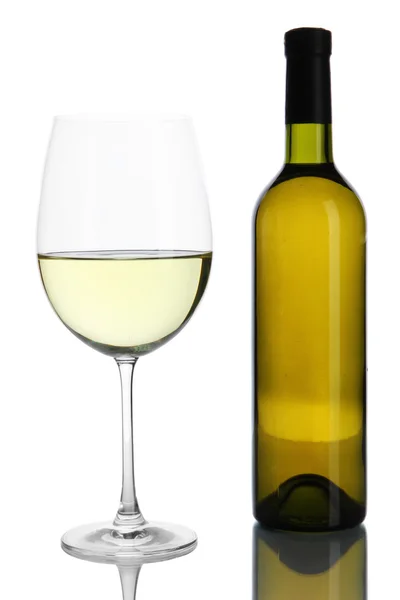 白葡萄酒杯和瓶酒上白色隔离 — 图库照片