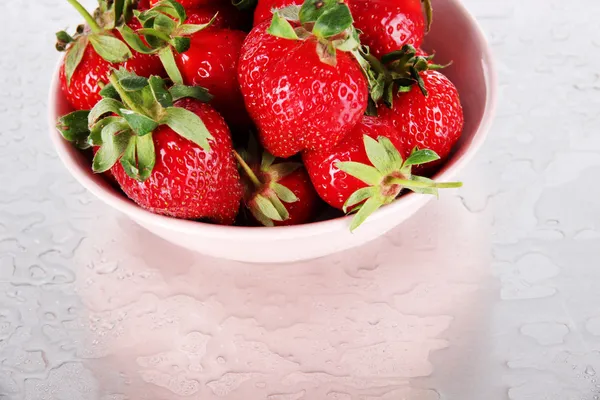 Strawberries in bowl on metal background — Stock Photo, Image