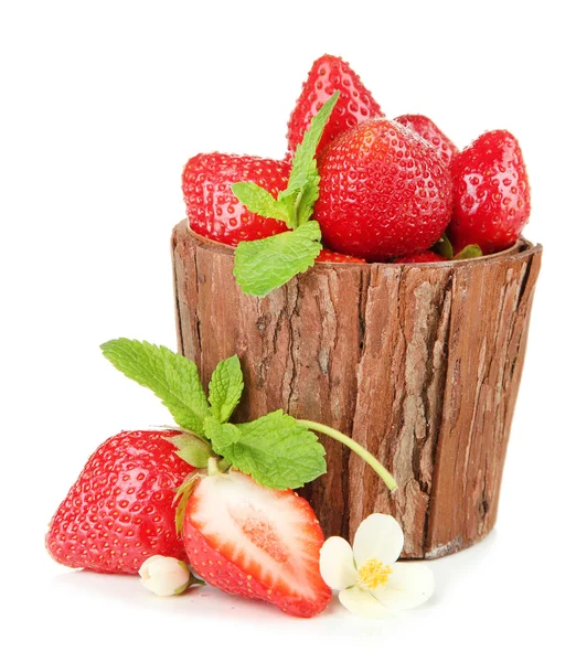 Zralé sladké jahody s listy v dřevěná váza, izolované na bílém — Stock fotografie