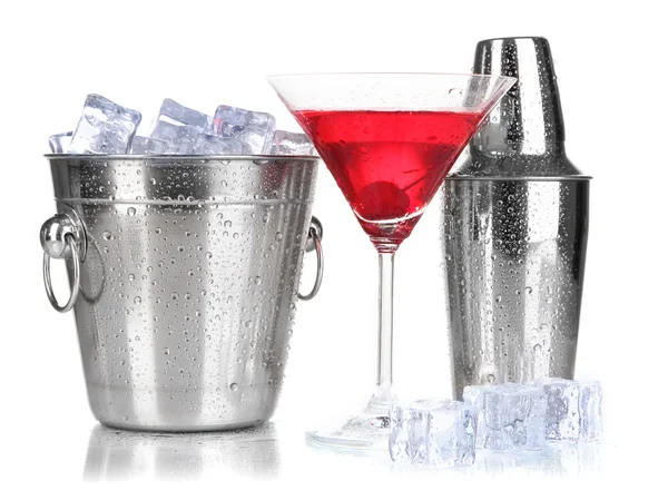 Plechový kbelík ledové a třepačce a koktejl izolovaných na bílém — Stock fotografie