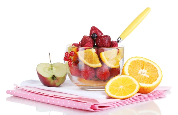 Nuttige fruitsalade in glazen beker geïsoleerd op wit — Stockfoto