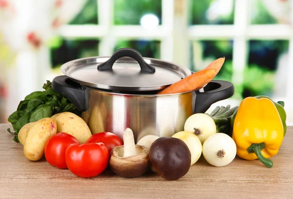 Ingrediënten voor het koken van de soep op tafel in de keuken — Stockfoto