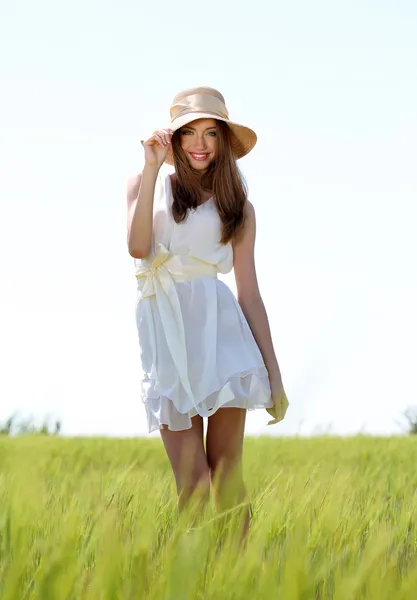 Portret van mooie jonge vrouw in het veld — Stockfoto