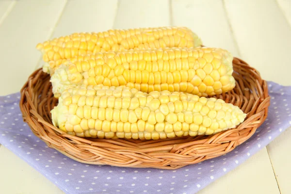 Verse maïs op rieten mat, op houten achtergrond — Stockfoto