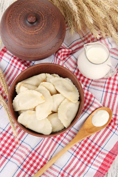 Sabrosas albóndigas con cebolla frita sobre plato marrón, sobre fondo de madera — Foto de Stock